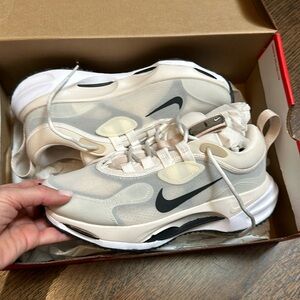 Nike Spark sneaker. New. Colour phantom/dk smoke grey.